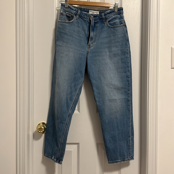 ABERCROMBIE • Curve Love High Rise Mom Jean in Medium • 28 - Picture 1 of 4